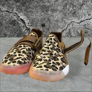 •NEW• VANS COMFYCUSH ULTRARANGE CHEETAH SLIP-ONS W/ ADJUSTABLE STRAP • 7.5M/ 10W